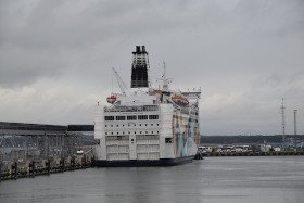 Segling i nordiska vatten: Sveriges dynamiska färjevägar.
